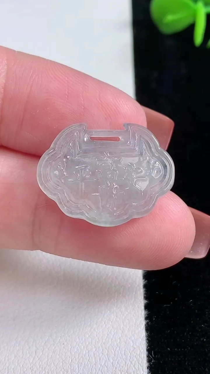 天然A货翡翠种白冰平安锁吊坠，尺寸17.4-23-3.3，重量:2.65g
12月15日