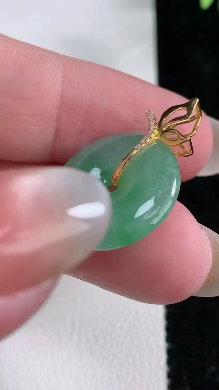 天然A货翡翠平安扣吊坠，尺寸19.1-4.7，重:3.25g
12月15日