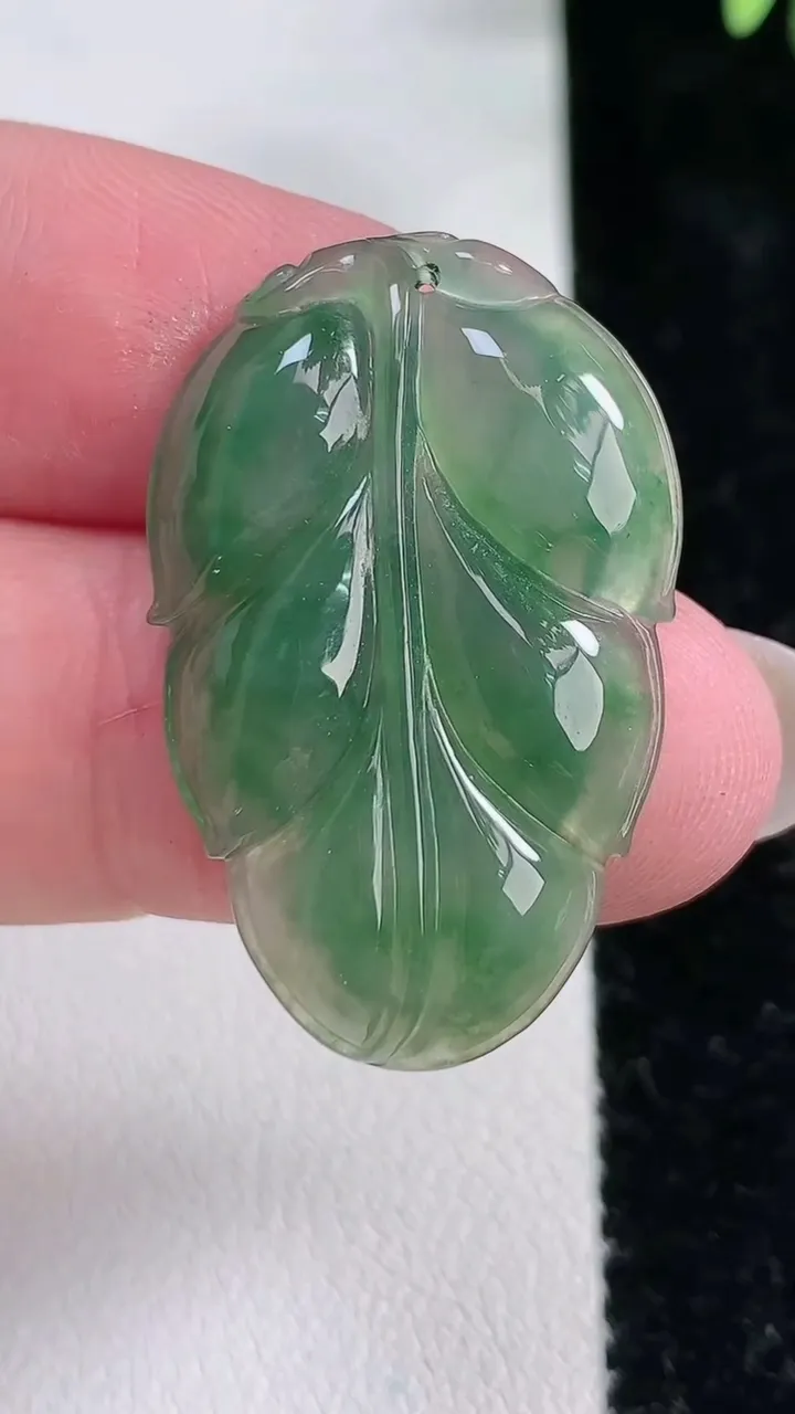 天然A货翡翠金枝玉叶 叶子吊坠，尺寸33-21.2-4.5，重:5.15g
12月15日