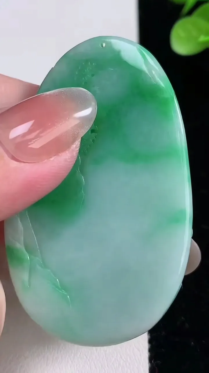 天然A货翡翠山水牌吊坠，尺寸58-36-8，重:37.03g
12月15日