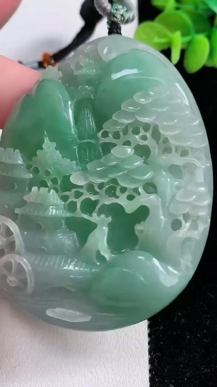 天然A货翡翠吊坠，尺寸61.5-39-8.8，重:33.78g
12月15日