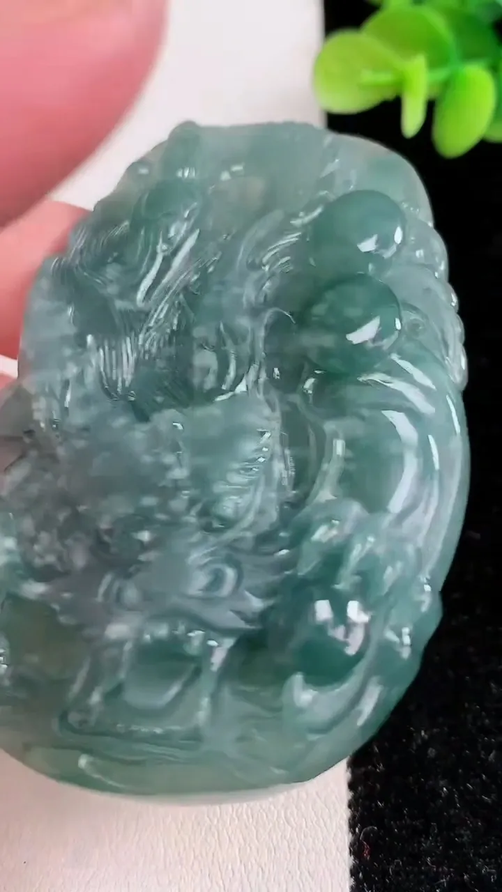 天然A货翡翠龙牌吊坠，尺寸70.8-47.5-8.3，重:51.39g
12月15日