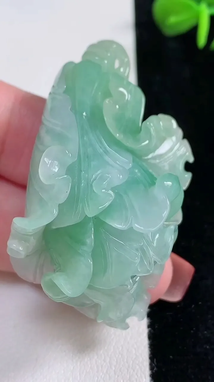 天然A货翡翠白菜吊坠，尺寸51.5-29.4-19.8，重量:33.63g
12月15日