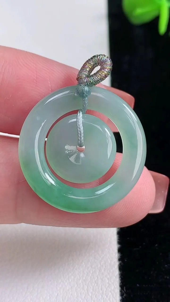 天然A货翡翠母子平安扣吊坠，尺寸24.3-2.9，重量:3.45g
12月15日