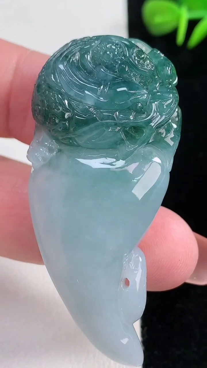 天然A货翡翠飘花福瓜吊坠，尺寸55-25-11，重量:25.83g
12月15日