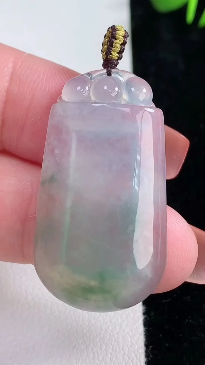 天然A货翡翠冰种飘花无事牌吊坠，尺寸373-20.7-4.4，重量:6.80g
12月15日