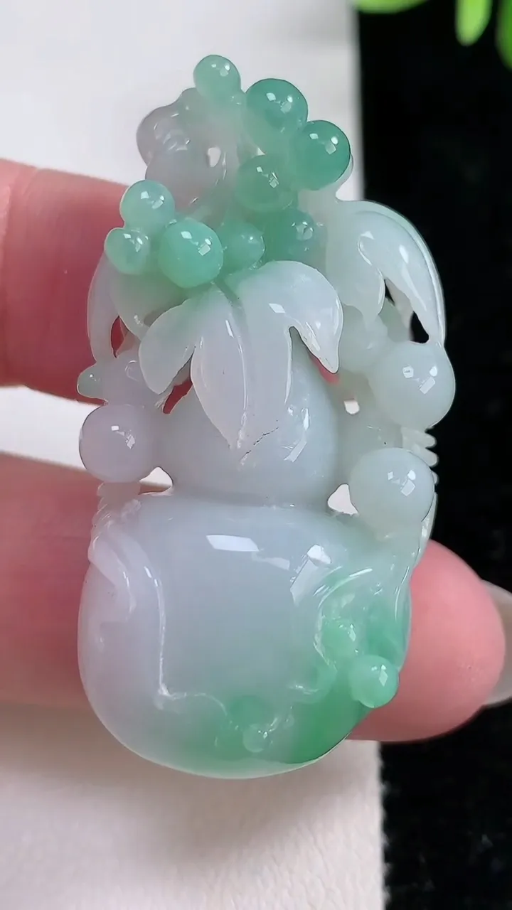 天然A货翡翠葫芦吊坠，尺寸48-25-13.5，重:23.88g
12月15日