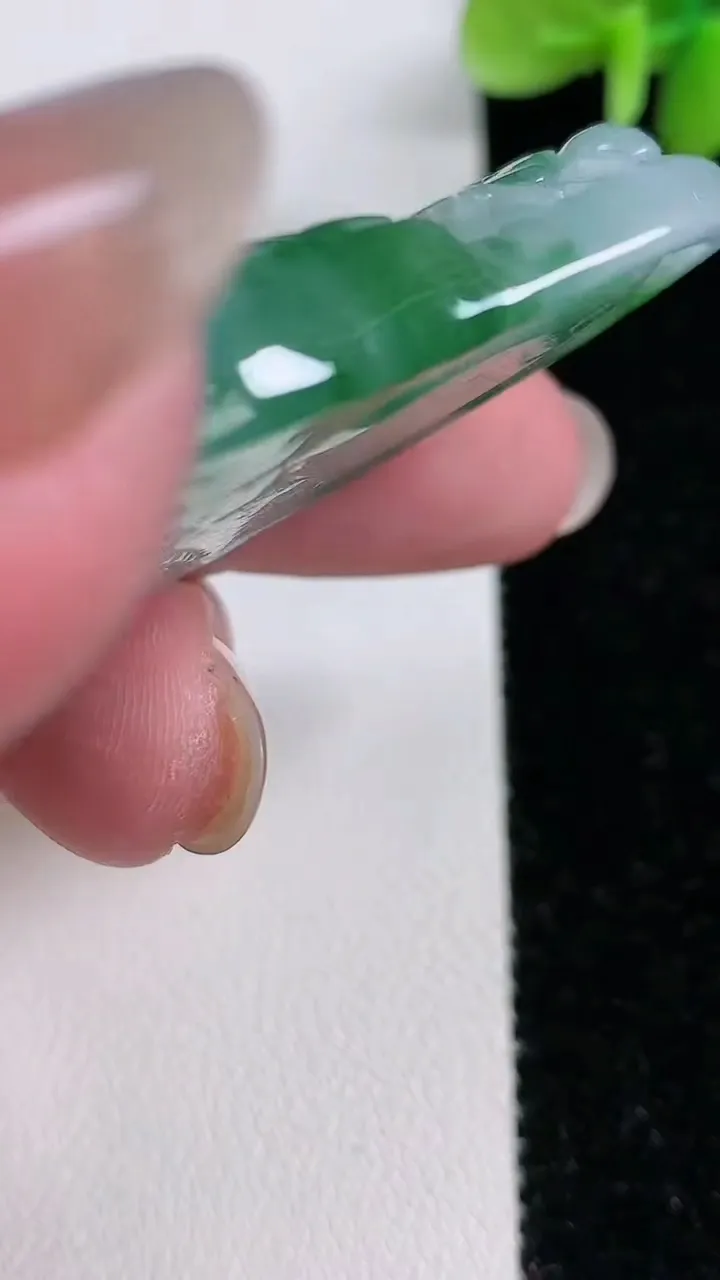 天然A货翡翠山水牌吊坠，尺寸56.2-36.7-9，重:33.69g
12月15日