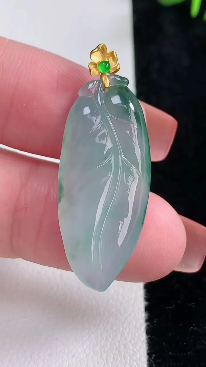 天然A货翡翠种飘花金枝玉叶 叶子吊坠，尺寸33-14-4.7，重量:4.19g
12月15日