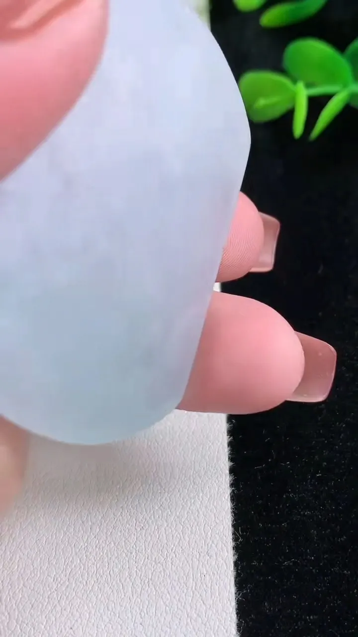 天然A货翡翠虚空藏菩萨吊坠，尺寸54.4-42.5-4.5，重量:26.12g
12月15日