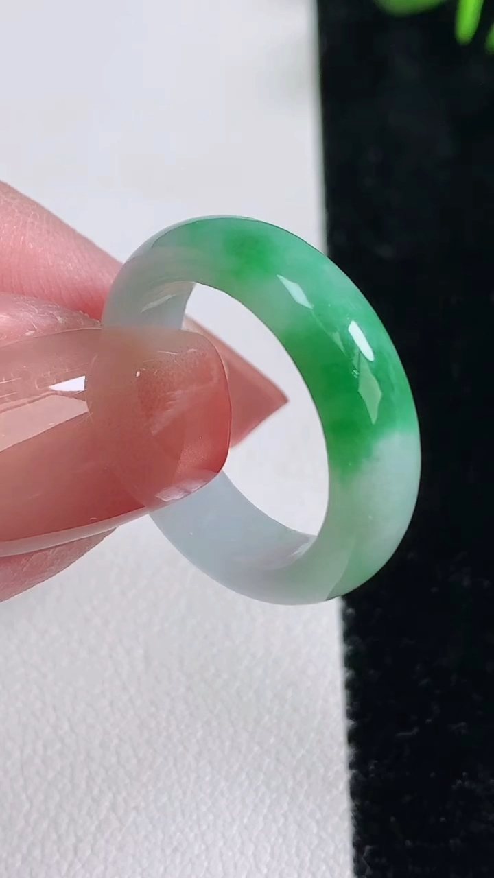 天然A货翡翠指环戒指，尺寸18.3-6-3，重量:3.82g2025年12月15日
工厂直销收藏佳品