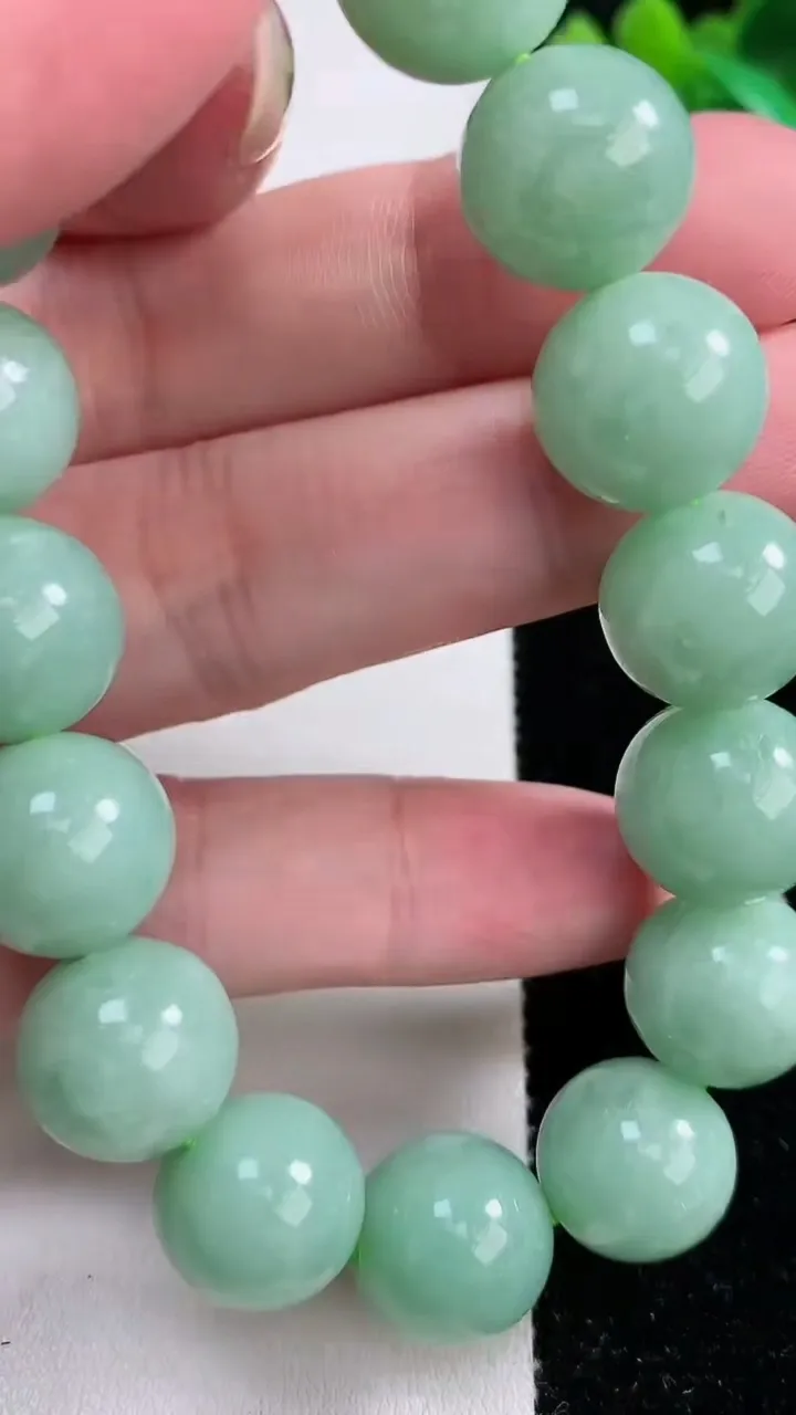 天然A货翡翠圆珠手串，尺寸13.5-16颗，重:66.67g12月15日
工厂直销收藏佳品,种好水足，色泽均匀，有种有色，上手高大气！