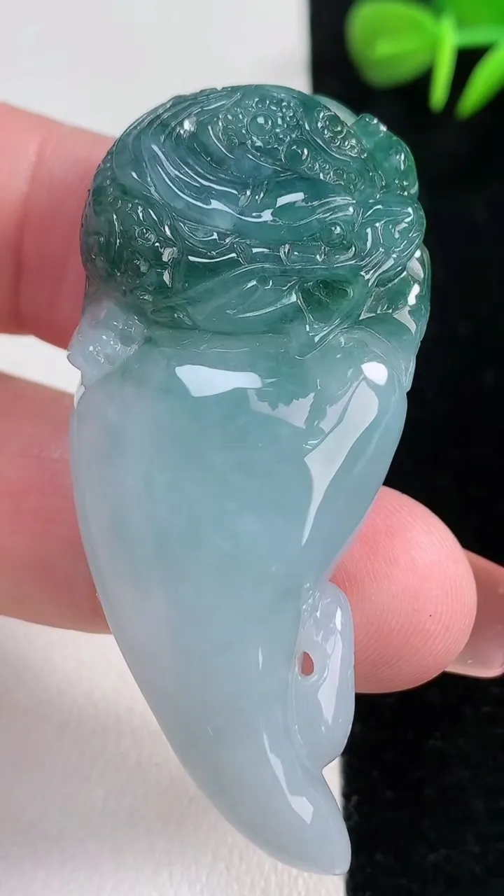 天然A货翡翠飘花福瓜吊坠，尺寸55-25-11，重量:25.83g
12月15日