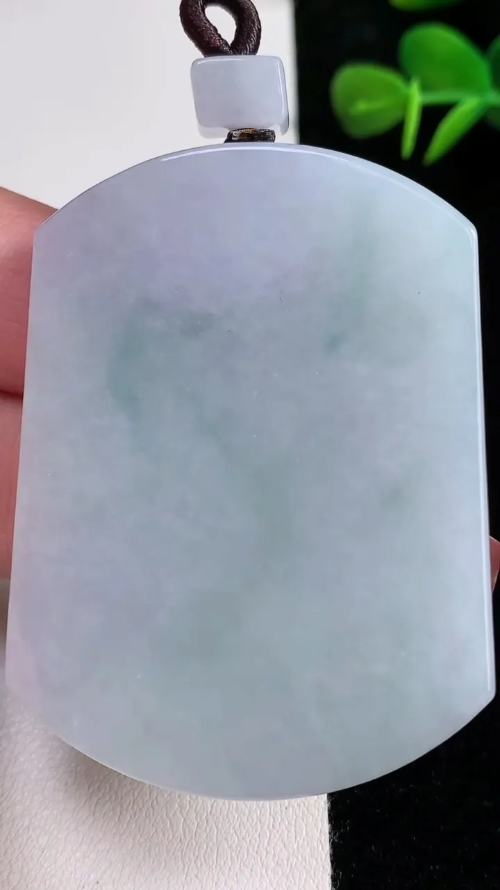 天然A货翡翠飘花无事牌吊坠，尺寸55.4-41.3-5.8，重量:41.03g
12月15日