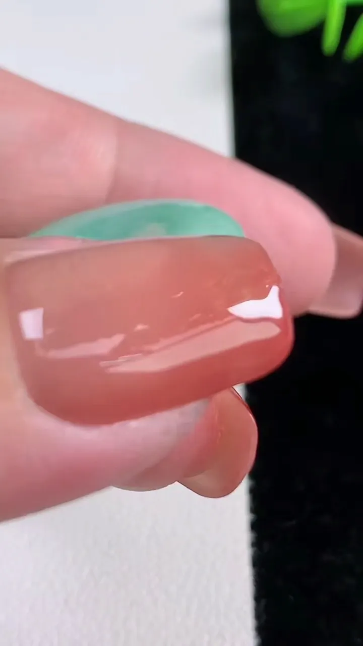 天然A货翡翠平安扣吊坠，尺寸24.5-6，重量:7.69g
12月15日