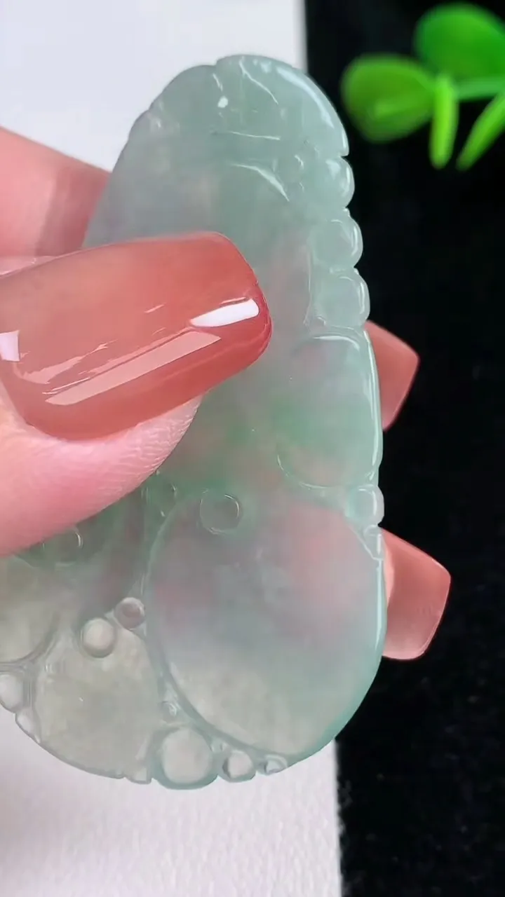 天然A货翡翠如意吊坠，尺寸53.2-31-2.2，重量:9.68g
12月15日