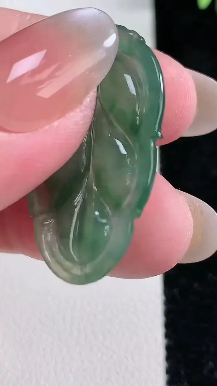 天然A货翡翠金枝玉叶 叶子吊坠，尺寸33-21.2-4.5，重:5.15g
12月15日