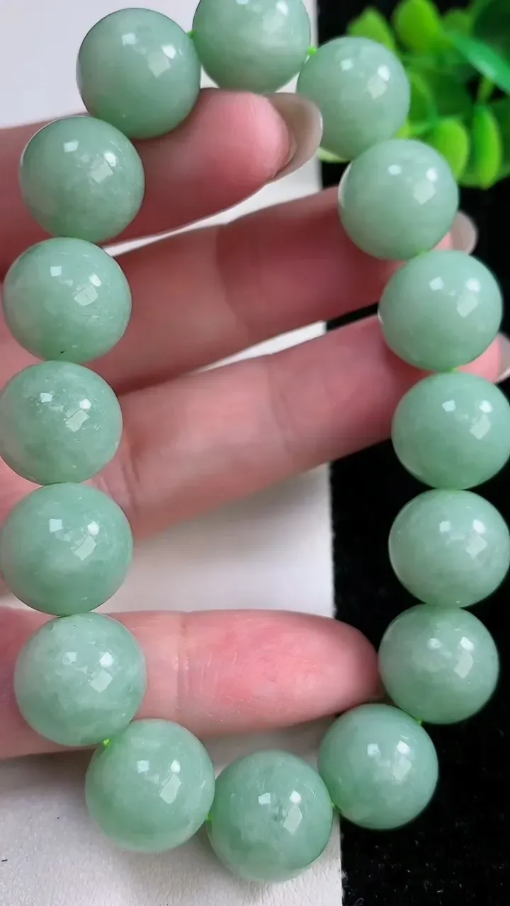 天然A货翡翠圆珠手串，尺寸13.5-16颗，重:66.67g12月15日
工厂直销收藏佳品,种好水足