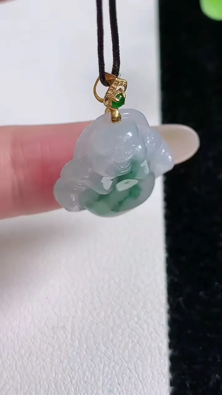 天然A货翡翠种飘花佛公吊坠，尺寸21.5-20.8-6.9，重:4.62g
12月15日