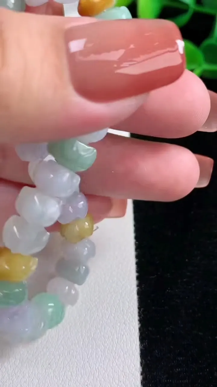 天然A货翡翠三彩莲花手串，尺寸8.5-6.2-30颗，重量:25.88g12月15日
工厂直销收藏佳品,种好水足，色泽均匀，有种有色，上手高大气！