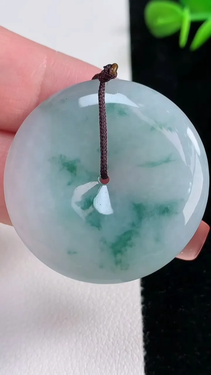 天然A货翡翠冰种飘花平安扣吊坠，尺寸38.6-5.4，重量:17.76g
12月15日