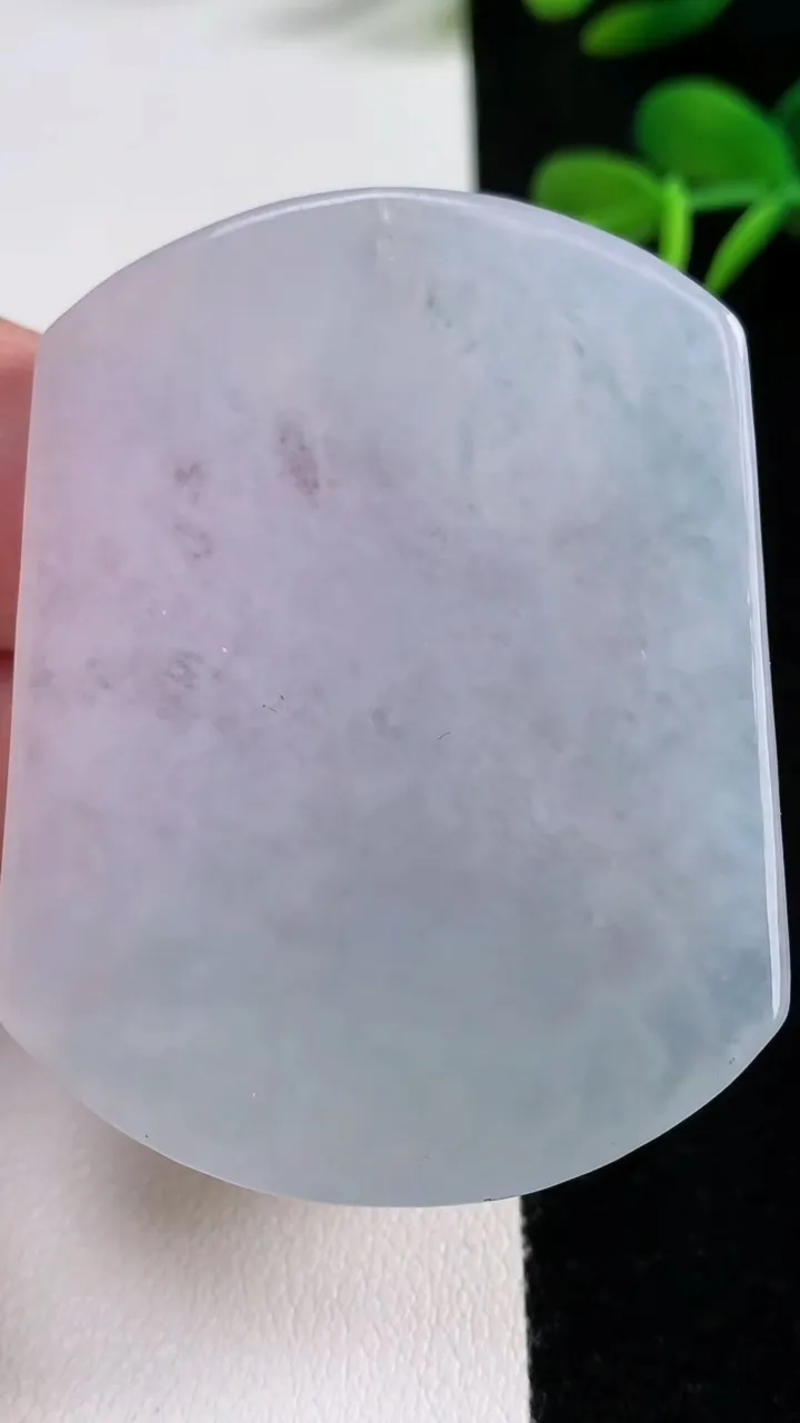 天然A货翡翠虚空藏菩萨吊坠，尺寸54.4-42.5-4.5，重量:26.12g
12月15日