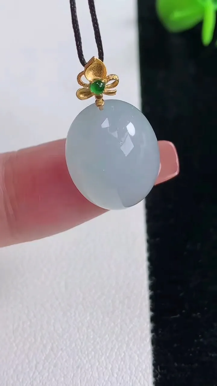 天然A货翡翠蛋面吊坠，尺寸17.2-14-9.6，重量:3.91g
12月15日