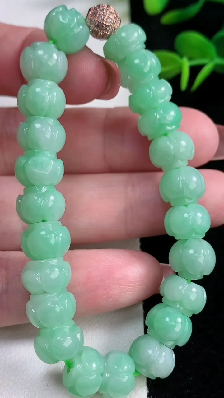 天然A货翡翠莲花手串，尺寸10-6.2-23颗，重量:35.05g12月15日
工厂直销收藏佳品,种好水足，色泽均匀，有种有色，上手高大气！