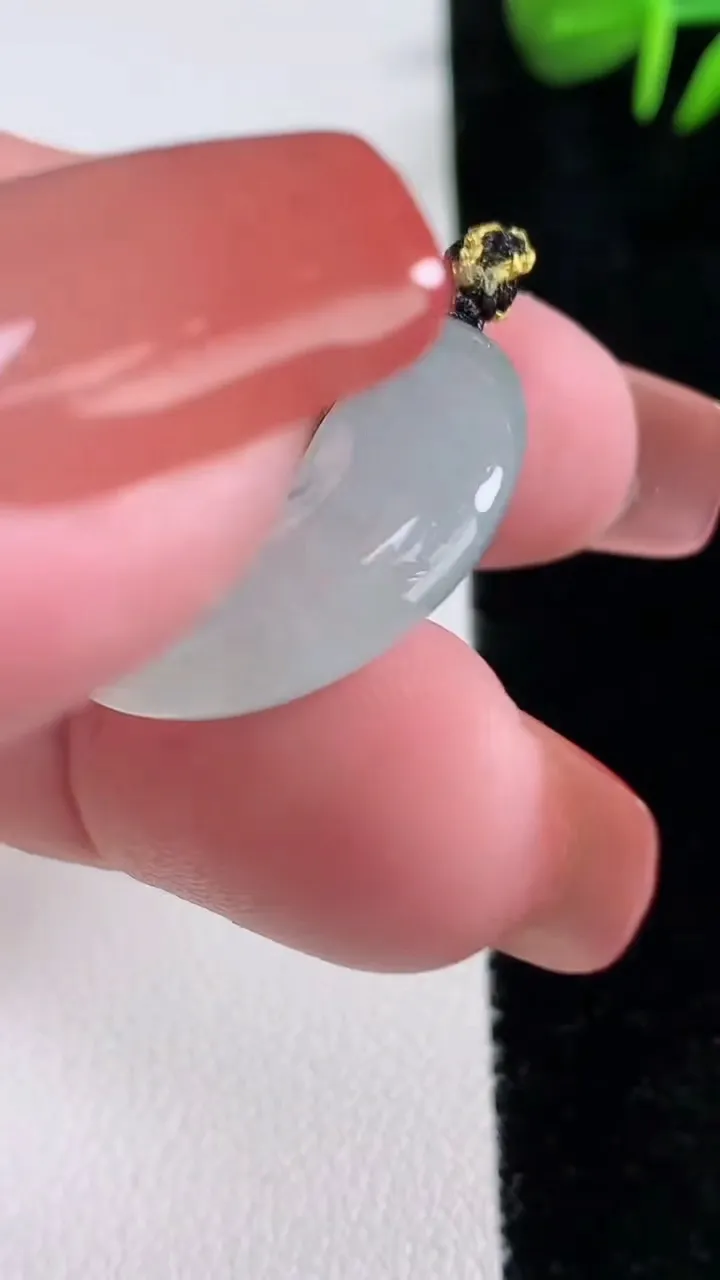 天然A货翡翠平安扣吊坠，尺寸24.2-5，重量:6.43g
12月15日