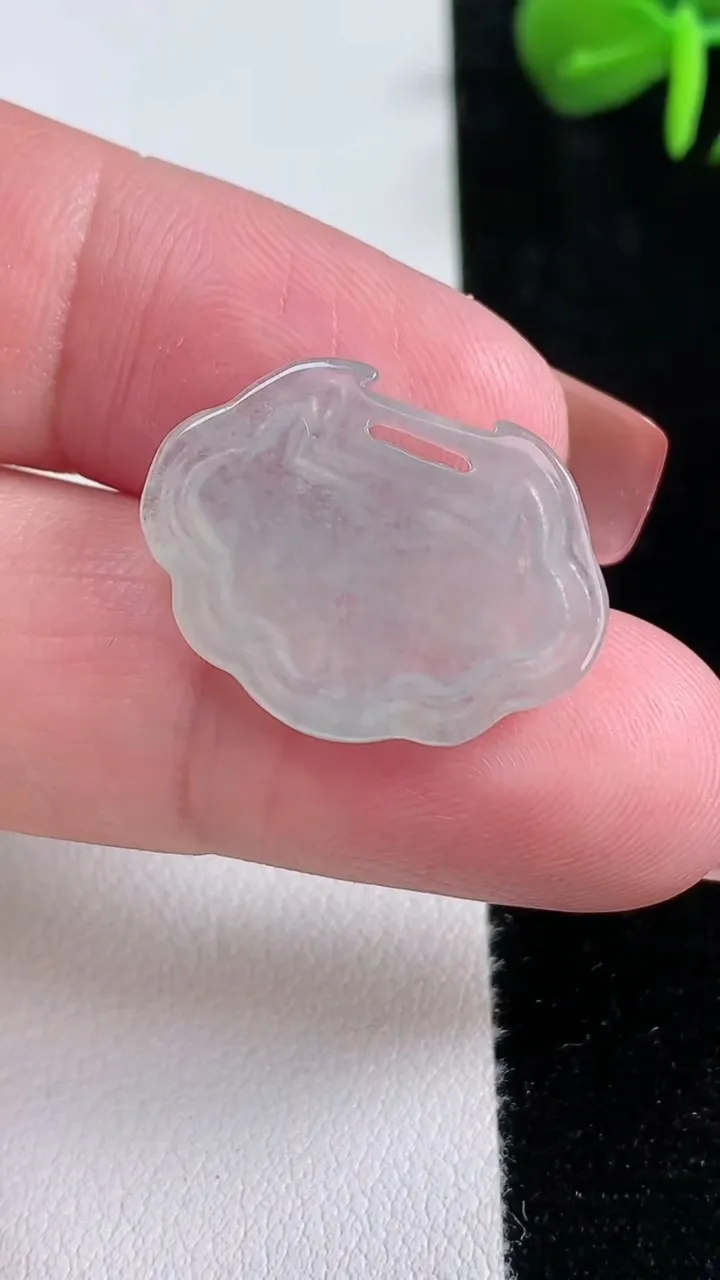 天然A货翡翠种白冰平安锁吊坠，尺寸17.4-23-3.3，重量:2.65g
12月15日