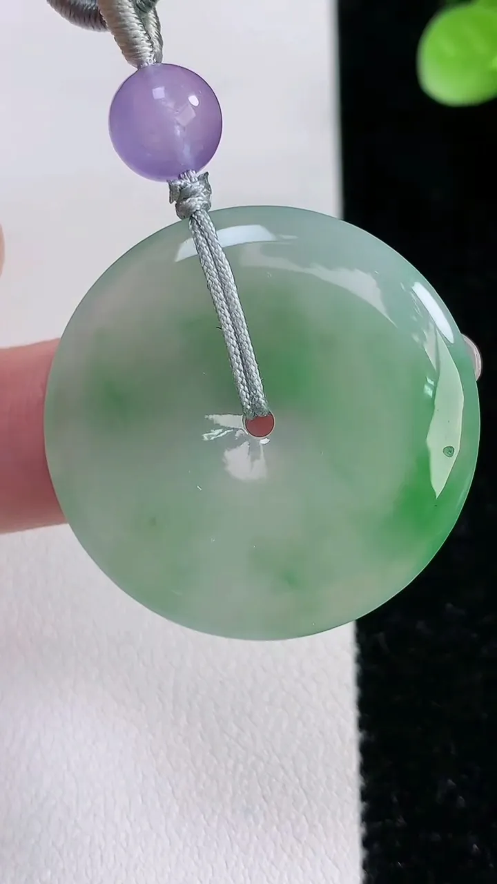 天然A货翡翠平安扣吊坠，尺寸32-4.5，重:8.83g
12月15日