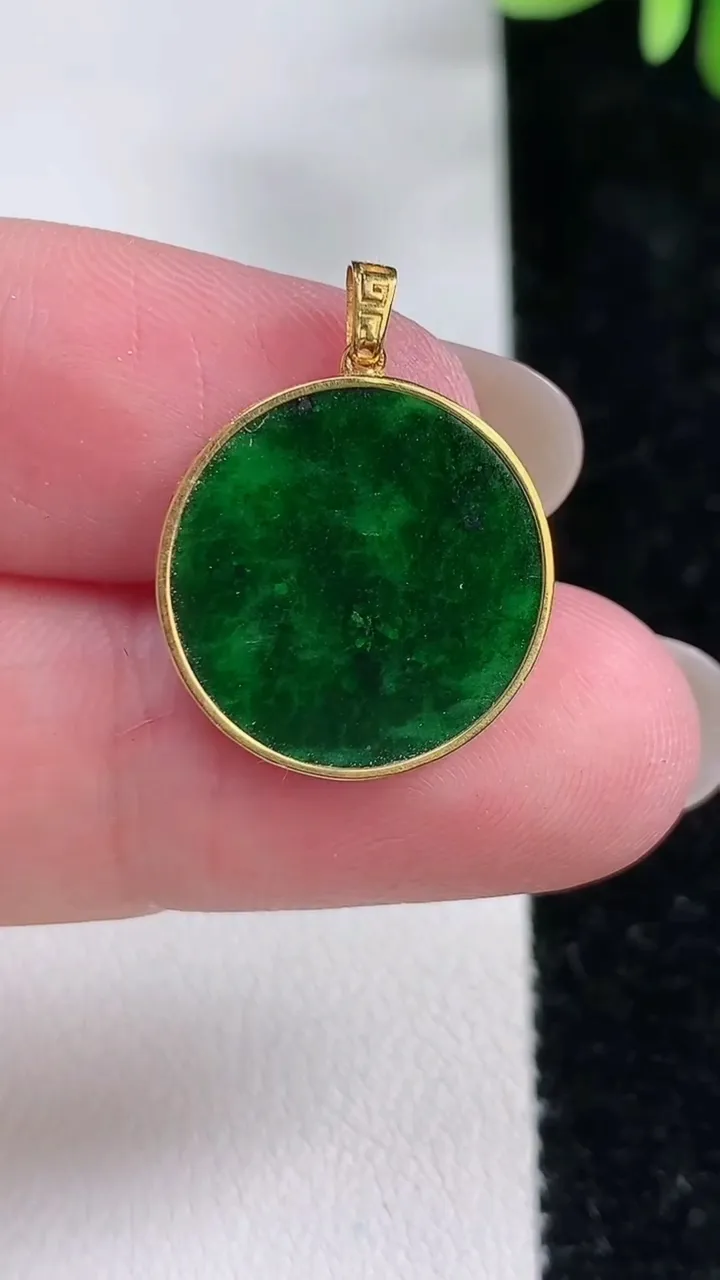 天然A货翡翠无事牌吊坠，尺寸17.5-1.5，重:1.25g
12月15日