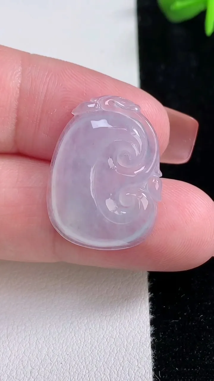 天然A货翡翠冰种紫罗兰如意吊坠，尺寸24.4-18.4-4，重量:3.56g
12月15日