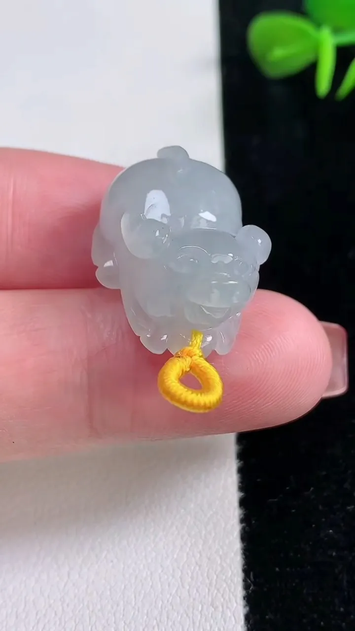 天然A货翡翠貔貅吊坠，尺寸21.3-15.7-11.3，重量:8.56g
12月15日