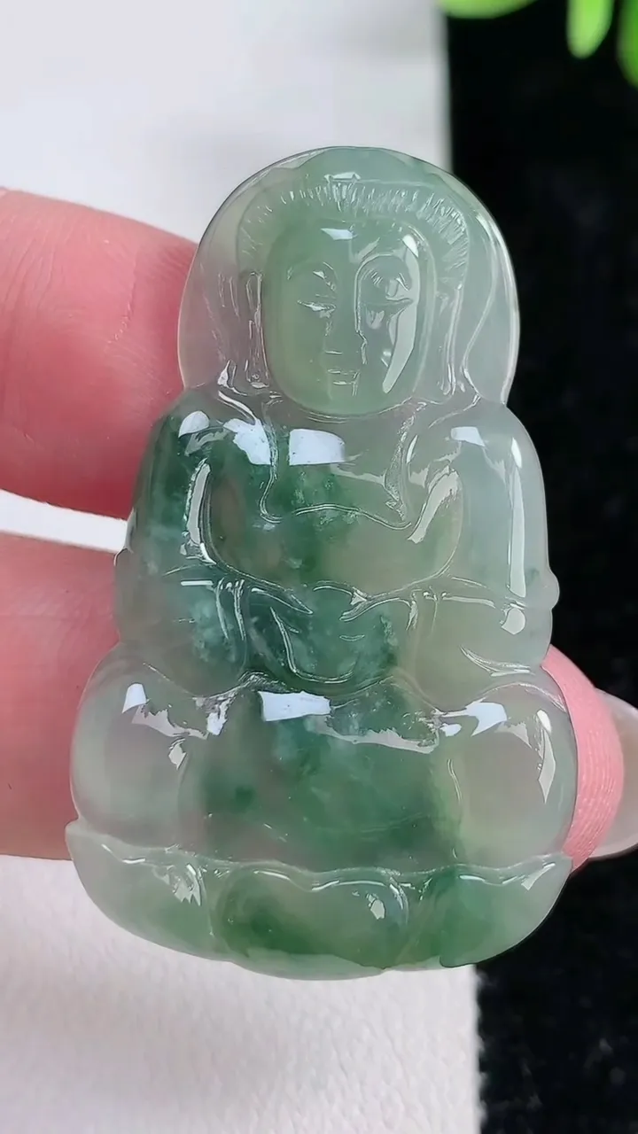 天然A货翡翠飘花观音菩萨吊坠尺寸43.2-25.7-3.2，重:7.08g
12月15日