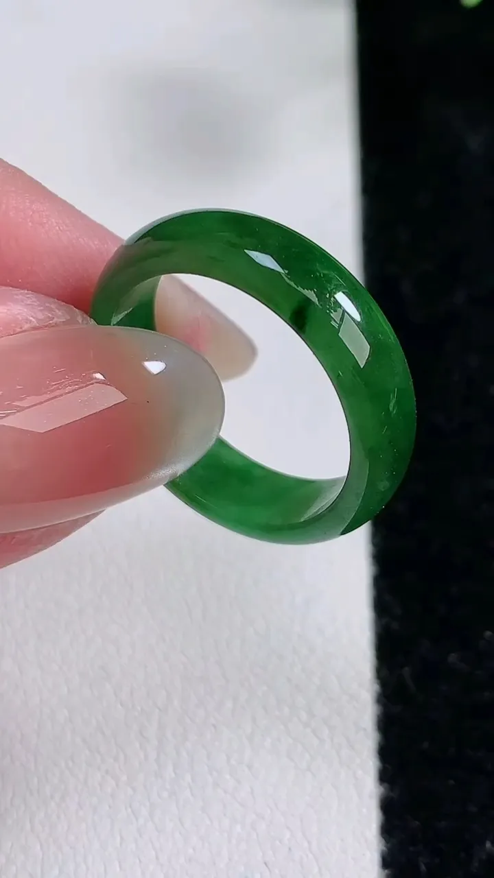 天然A货翡翠指环戒指，尺寸18.7-6-3，重:2.89g2025年12月15日
工厂直销收藏佳品,