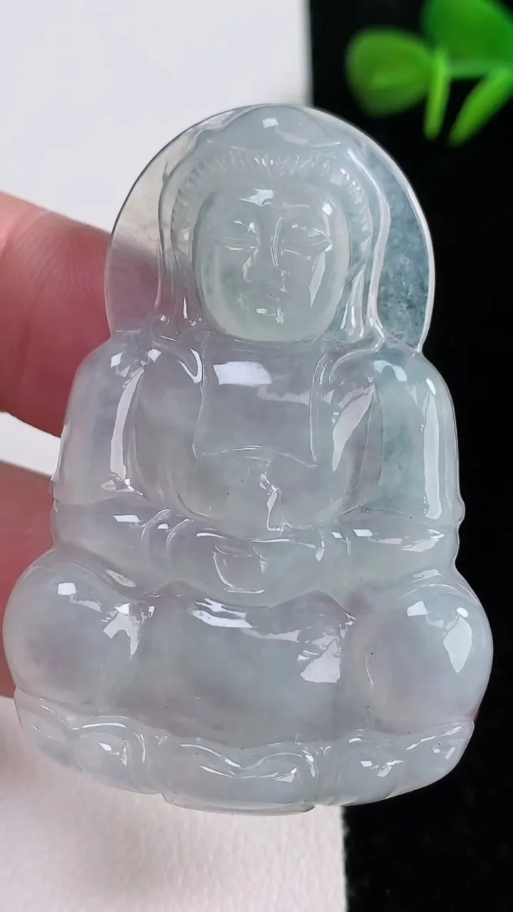 天然A货翡翠观音菩萨吊坠，尺寸52.2-35.5-4.6，重量:13.92g
12月15日