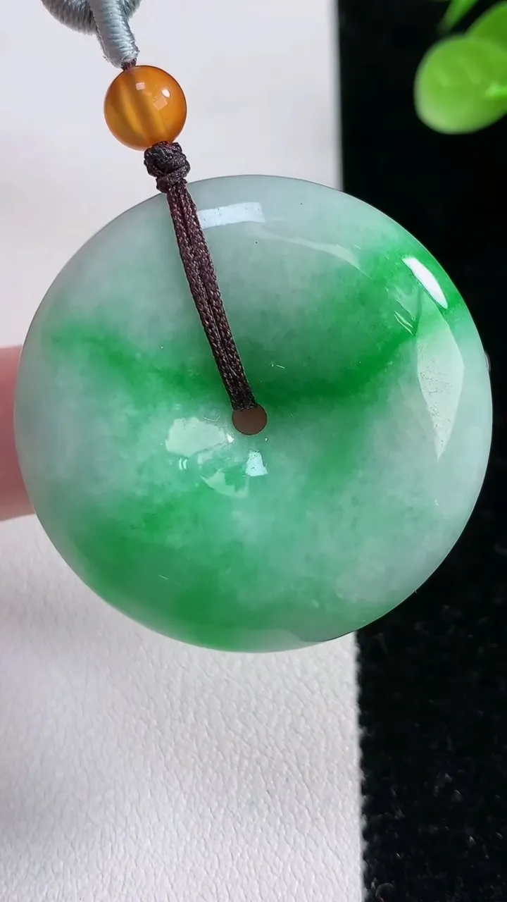 天然A货翡翠平安扣吊坠，尺寸38-8.2，重:24.17g
12月15日