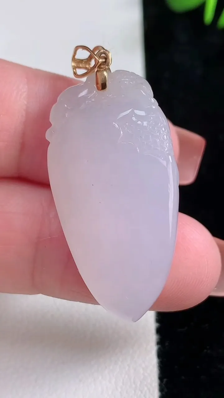 天然A货翡翠种白冰福瓜吊坠，尺寸34.7-18-10.8，重量:11.33g
12月15日