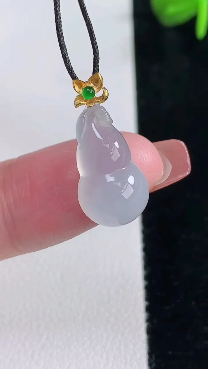 天然A货翡翠种白冰葫芦吊坠，尺寸17-10-6.4，重量:1.91g
12月15日