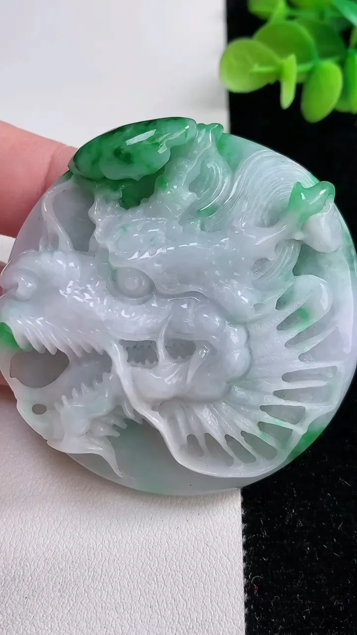 天然A货翡翠龙牌吊坠，尺寸56.8-14.2，重:70.54g
12月15日