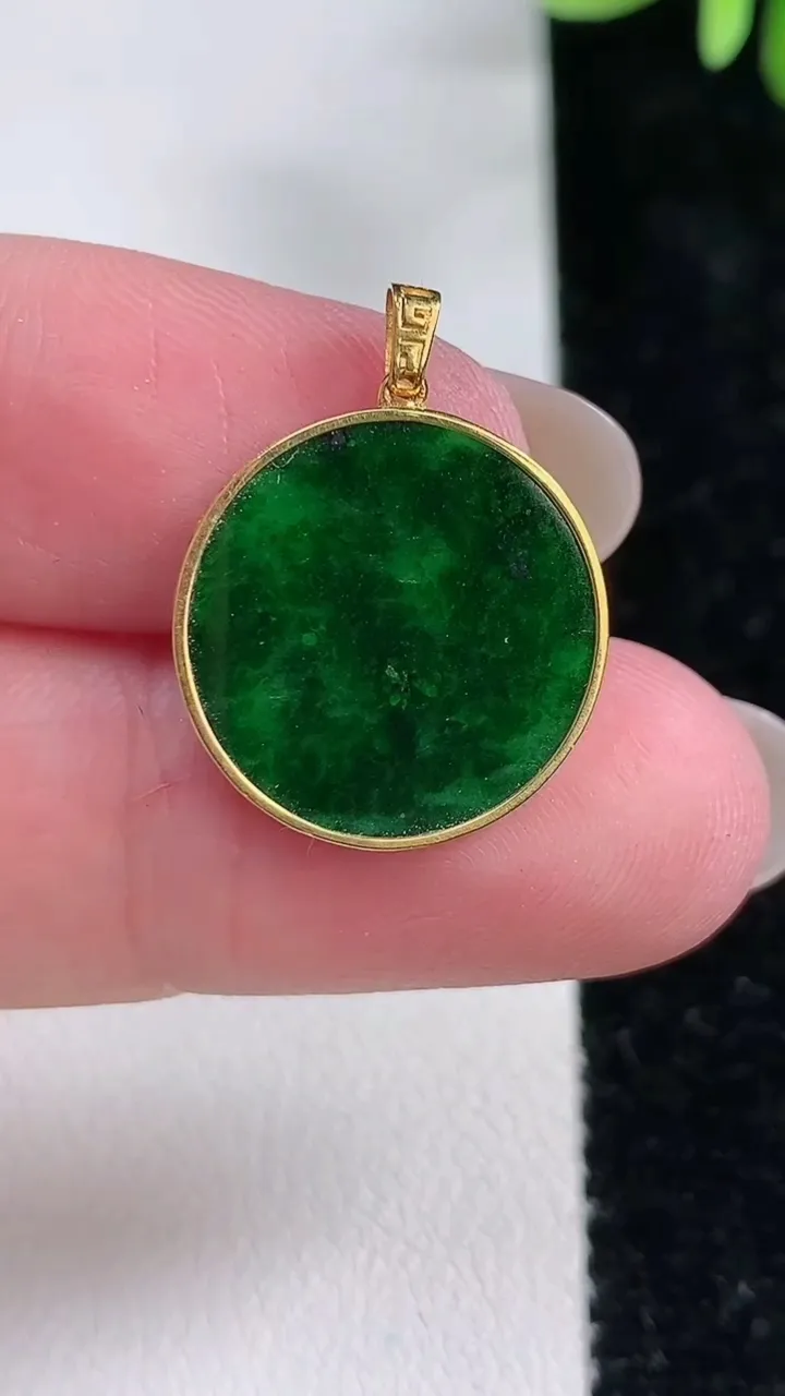 天然A货翡翠无事牌吊坠，尺寸17.5-1.5，重:1.25g
12月15日