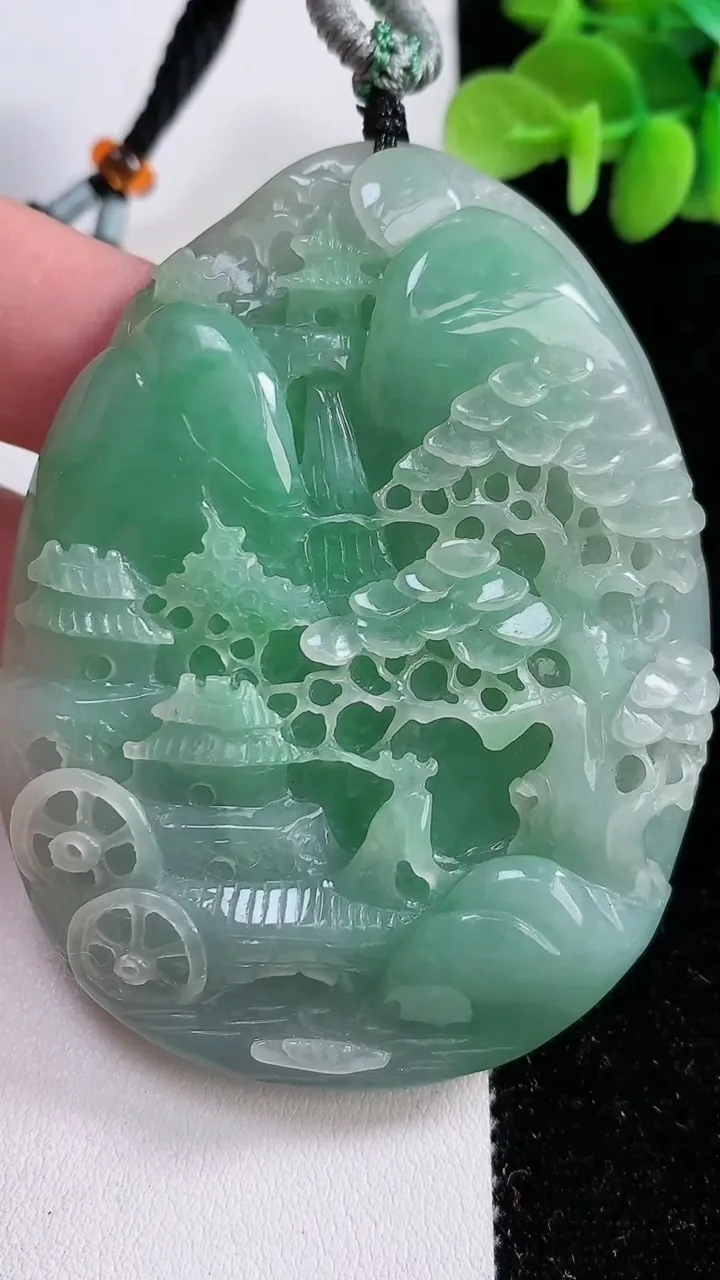 天然A货翡翠吊坠，尺寸61.5-39-8.8，重:33.78g
12月15日