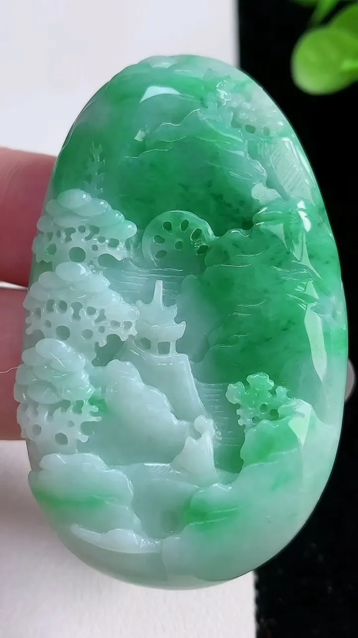 天然A货翡翠山水牌吊坠，尺寸58-36-8，重:37.03g
12月15日