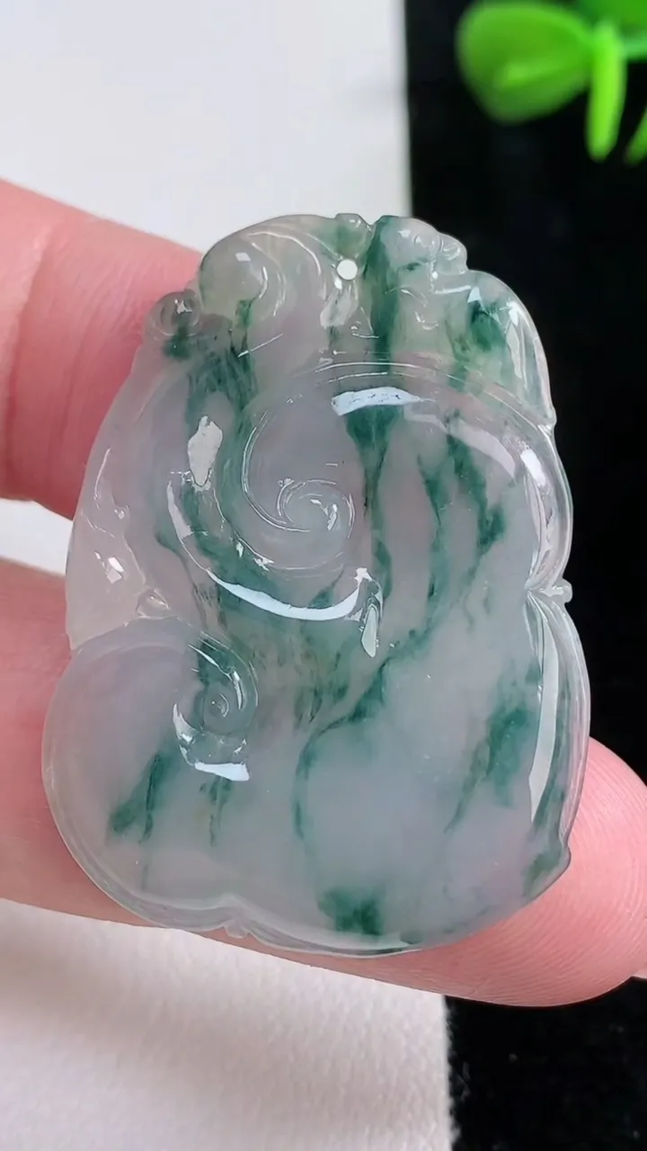天然A货翡翠冰种飘花如意吊坠，尺寸38.2-20.6-3.8，重量:7.62g
12月15日