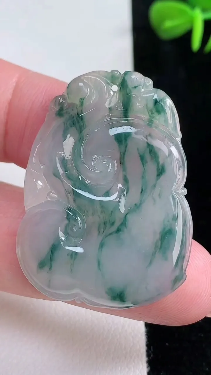 天然A货翡翠冰种飘花如意吊坠，尺寸38.2-20.6-3.8，重量:7.62g
12月15日