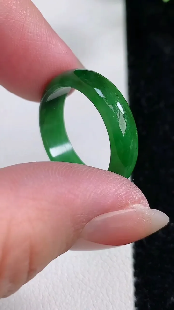 天然A货翡翠指环戒指，尺寸18.7-6-3，重:2.89g2025年12月15日
工厂直销收藏佳品,种好水足，色泽均匀，有种有色，上手高大气！
