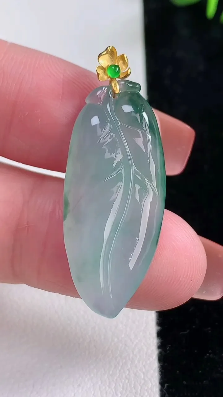 天然A货翡翠种飘花金枝玉叶 叶子吊坠，尺寸33-14-4.7，重量:4.19g
12月15日