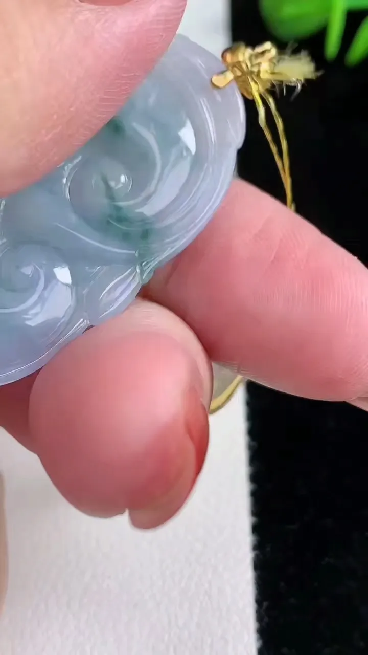 天然A货翡翠18K金紫罗兰飘花如意吊坠，尺寸40.4-25.2-5.7，重量:10.97g
12月15日