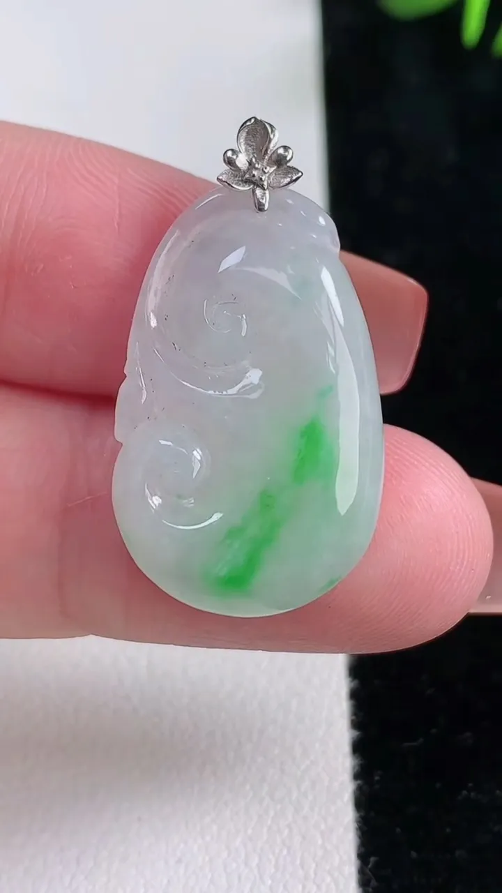 天然A货翡翠如意吊坠，尺寸26.8-16.8-4.2，重量:4.05g
12月15日